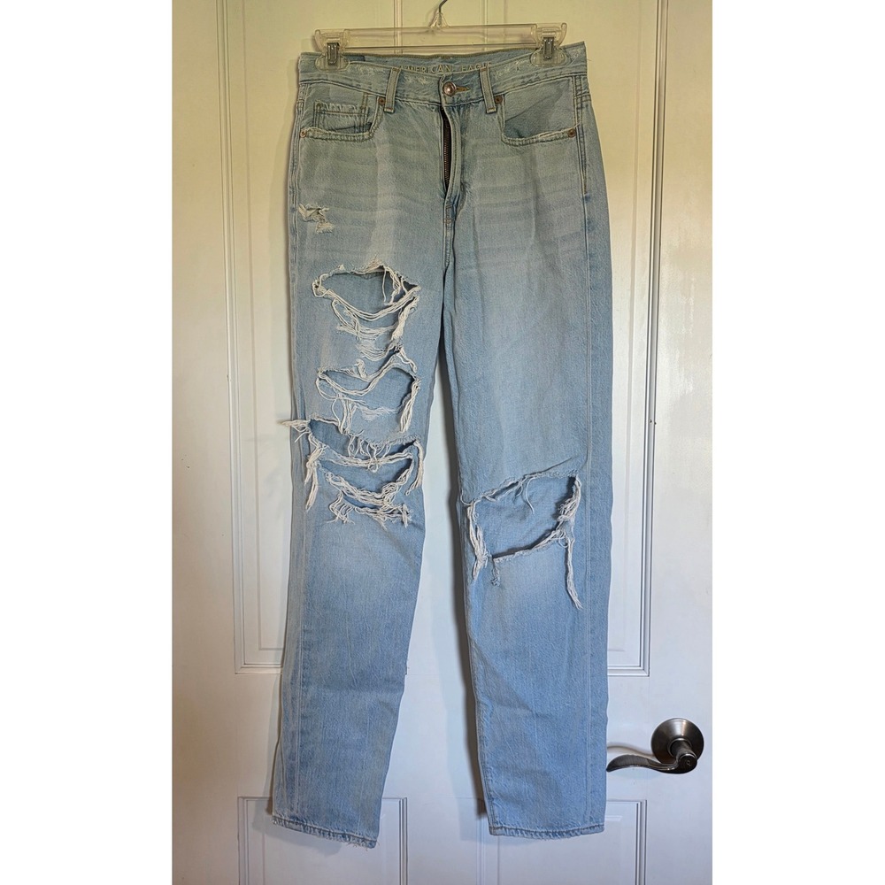 American Eagle Mom Straight Jeans Light Wash Distressed Denim Size 2 Long